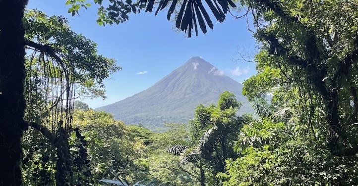 Tour privado de Puentes colgantes, volcán Arenal y sus lavas del 1968 con transporte.
